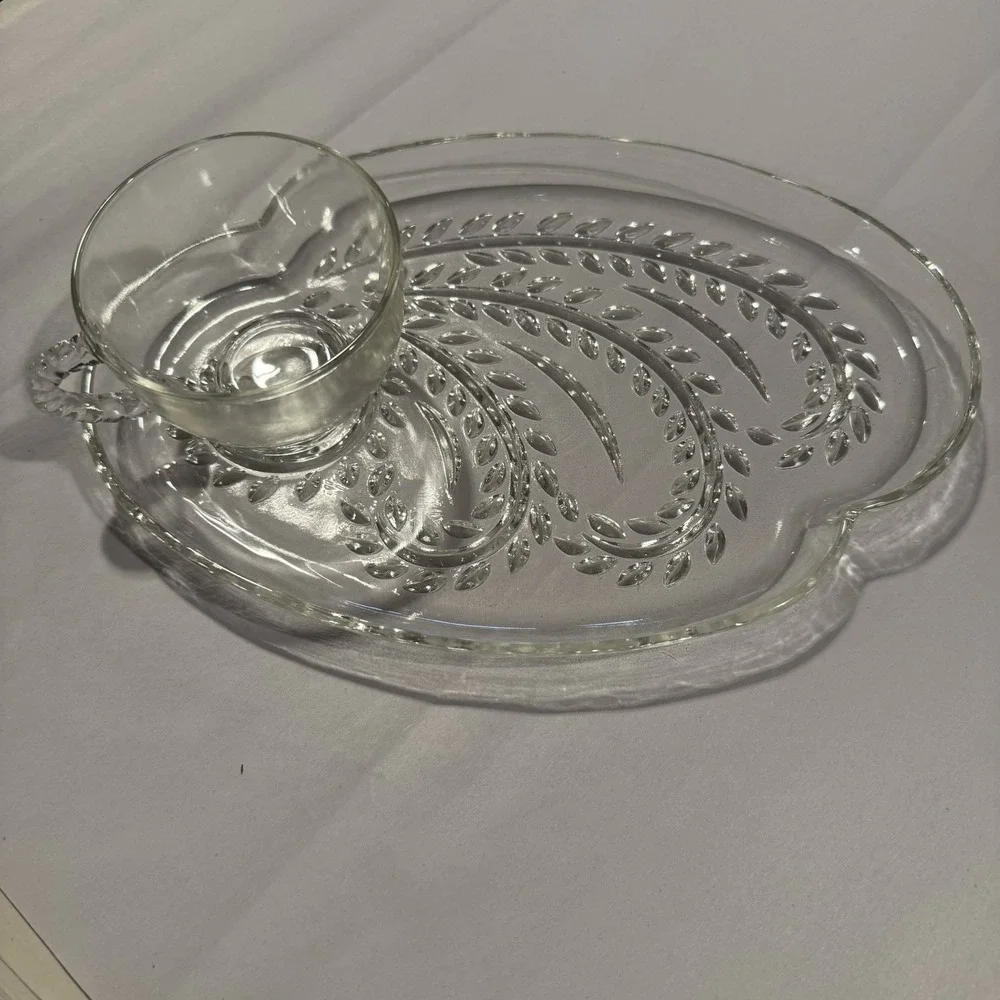 VINTAGE FEDERAL GLASS HOSPITALITY SNACK LUNCHEON 4 PLATES & 4 CUPS SET